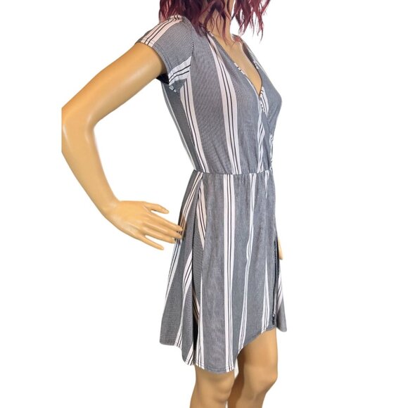 Derek Heart Short Sleeve Surplice Mini Dress Size Small - Picture 3 of 7